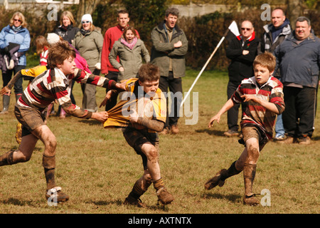 Match de rugby Junior moins de 12 ans les joueurs s'affrontent dans le jeu de l'équipe locale dans le Somerset en Angleterre seulement UTILISATION ÉDITORIALE Banque D'Images