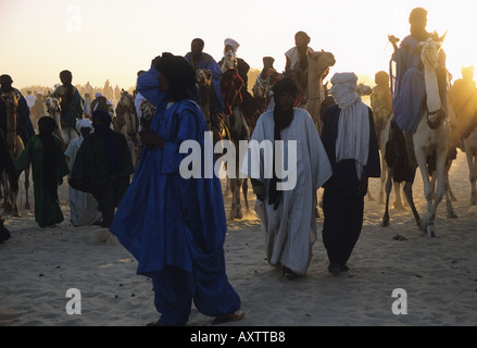 Les hommes touareg à la cérémonie d'ouverture du Festival au Désert Essakane,, près de Tombouctou, au nord du Mali, Afrique de l'Ouest Banque D'Images