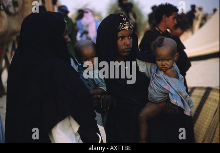 Les nomades Touareg en costume traditionnel au festival au désert essakane,, près de Tombouctou, au nord du Mali, Afrique de l'ouest Banque D'Images