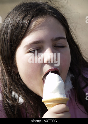 Portrait d'une jeune fille manger une glace Banque D'Images