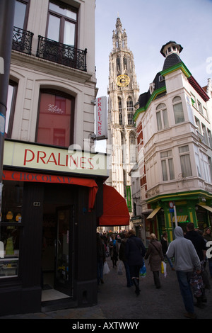 Boutique de chocolat près de la cathédrale de Notre Dame (tour en arrière-plan), Anvers, Belgique. Banque D'Images