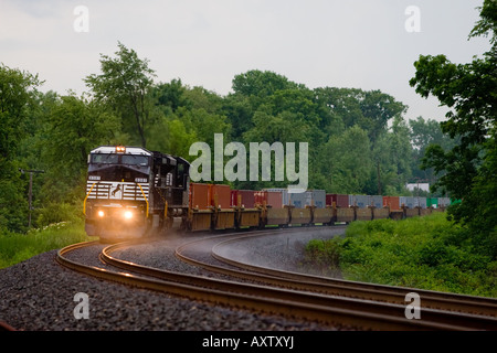 La Norfolk Southern train intermodal arrondit une courbe sur la ligne principale dans l'Indiana. Banque D'Images