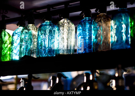 Rangée de siphon soda-bouteilles dans le marché d'antiquités de Buenos Aires sur la Plaza Dorrego Square à San Telmo. Banque D'Images