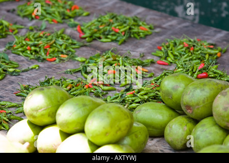 Des piments et des mangues mélangées au marché de Victoria, Seychelles Banque D'Images