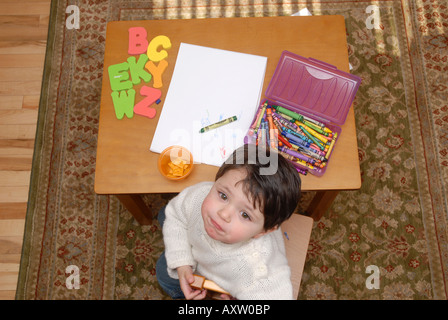 Garçon de 2 ans et demi et s'inspire des couleurs dans la salle de séjour Banque D'Images