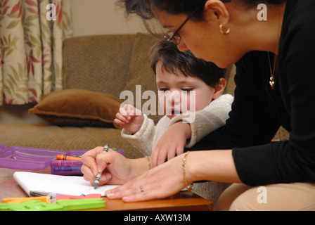 Elle homeschools mère hispanique 2 1/2 ans enfant Banque D'Images