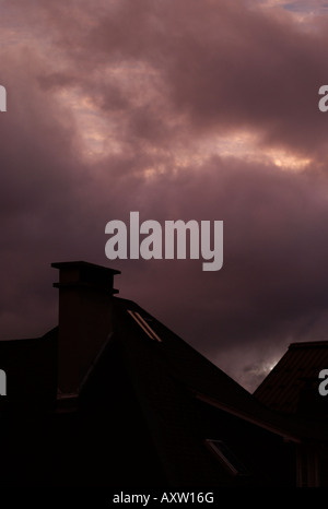 Les nuages de tempête rose menaçant de fermer en plus de toits de Chamonix, France Banque D'Images