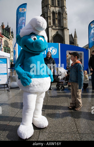 Un caractère Smurf des campagnes pour l'UNESCO à Saint Bavos m2 à l'extérieur de la cathédrale St Bavos, Gand. Belgique Banque D'Images