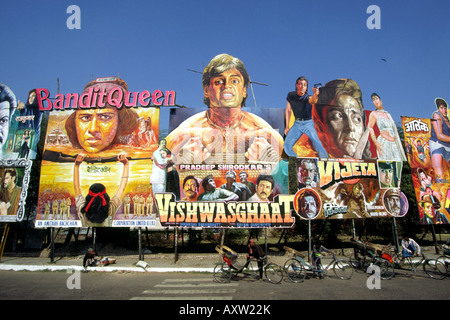 L'Inde Old Delhi vélos-pousse sous de gigantesques affiches de cinéma sur Nataji Subhash Banque D'Images