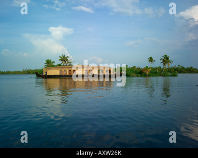Un bateau voguant sur la placid Backwaters du Kerala à Alappuzha. Banque D'Images