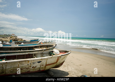 Bateaux de pêche en bois ancien le long de la ruta del sol côte du Pacifique de l'Amérique du sud Équateur Banque D'Images