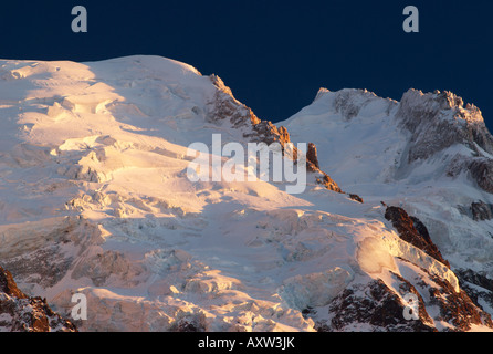 Chaude soirée de lumière sur des séracs menaçants de la face nord du Mont Blanc du Tacul, Chamonix-Mont Blanc, France Banque D'Images