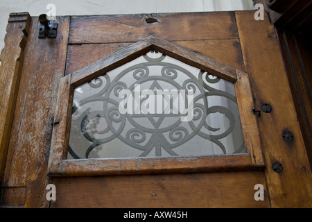 Étoile de David détail sur une vieille porte dans le quartier juif (Josefov) à Prague, la Bohême, République tchèque. Banque D'Images