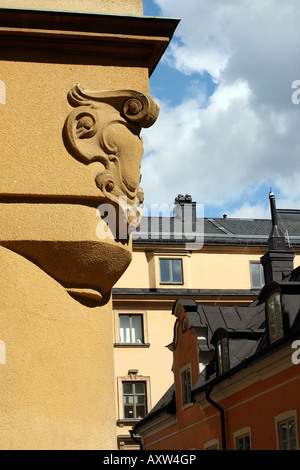 Moulage coloré sur l'ancien bâtiment Banque D'Images