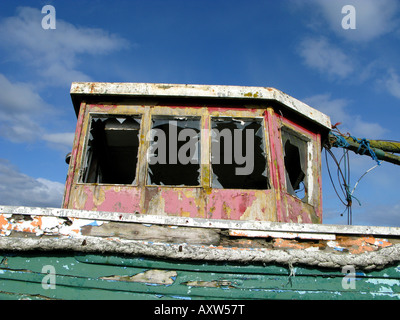 Un bateau de pêche en bois abandonné - le Loch Ryan Lady qui pourrit sur les rives de la rivière Dee, Kirkcudbright, Dumfries et Galloway. Écosse Banque D'Images