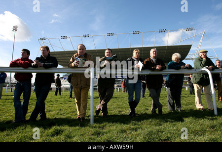 Les acheteurs potentiels et les spectateurs regarder la brise jusqu'à l'hippodrome de Kempton Park Banque D'Images