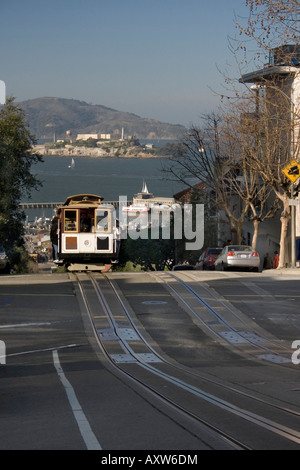 L'affichage classique de San Francisco cable car Alcatraz avec au loin. Banque D'Images