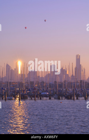 Le port de St Kilda et toits de Melbourne, Melbourne, Victoria, Australie, Pacifique Banque D'Images