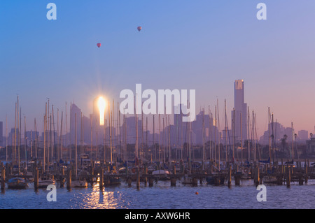 Le port de St Kilda et toits de Melbourne, Melbourne, Victoria, Australie, Pacifique Banque D'Images