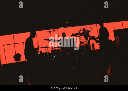 L'Edge, Larry, Bono et Adam à partir de U2 qui se profile sur la scène live Banque D'Images