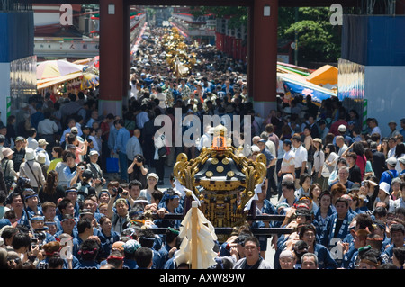 Portables mikoshi de culte des dieux, Sanja Matsuri Festival, Temple Sensoji, Asakusa Jinja, Asakusa, Tokyo, Japon Banque D'Images