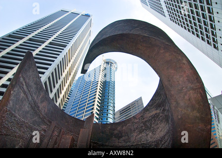 Progrès et & Promotion par lien Ying Chow 1988 Monument de sculptures en plein air place Raffles à Singapour Banque D'Images