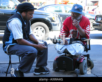 Deux hommes de boire du café et à discuter sur le trottoir, USA, Manhattan, New York Banque D'Images