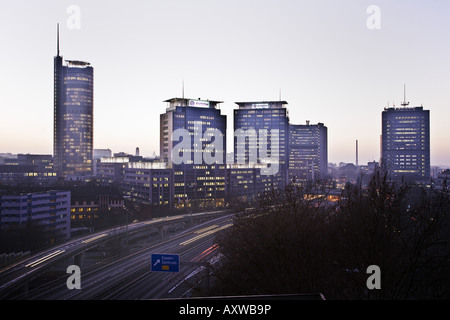 Skyline de Essen avec l'autoroute A 40, RWE et tour d'Evonik buildings et Postbank, Allemagne, Rhénanie du Nord-Westphalie, Ruhr, Banque D'Images