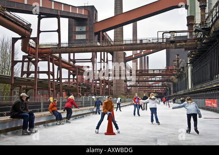 Les gens sur la patinoire de la cokerie Zollverein en hiver, l'Allemagne, en Rhénanie du Nord-Westphalie, Ruhr, Essen-Katernbe Banque D'Images