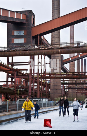 Les gens sur la patinoire de la cokerie Zollverein en hiver, l'Allemagne, en Rhénanie du Nord-Westphalie, Ruhr, Essen-Katernbe Banque D'Images