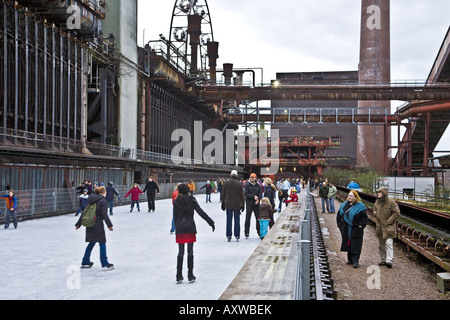 Les gens sur la patinoire de la cokerie Zollverein en hiver, l'Allemagne, en Rhénanie du Nord-Westphalie, Ruhr, Essen-Katernbe Banque D'Images