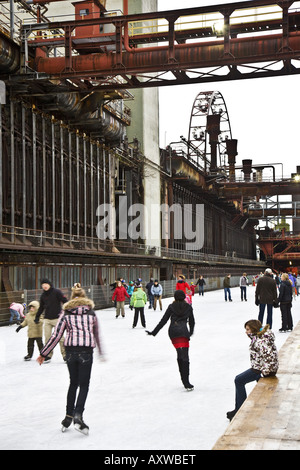 Les gens sur la patinoire de la cokerie Zollverein en hiver, l'Allemagne, en Rhénanie du Nord-Westphalie, Ruhr, Essen-Katernbe Banque D'Images