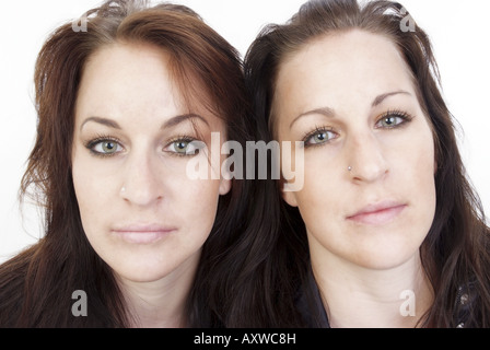 Deux sœurs jumelles, tête-à-tête Banque D'Images
