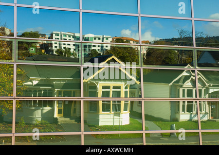 Maisons qui se reflètent dans windows, Dunedin, Otago, île du Sud, Nouvelle-Zélande, Pacifique Banque D'Images