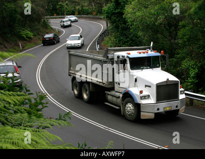 Kenworth Truck dans le trafic lourd sur la liquidation s bend road près de Avalon sur les plages du nord de Sydney Australie Banque D'Images