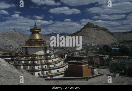 Stupa bouddhiste tibétain et gompa fort en arrière-plan Gyantse Plateau du Tibet La Région autonome du Tibet, République populaire de Chine Banque D'Images