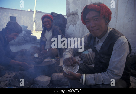 Les hommes tibétains Khampa tsampa mixage pour le déjeuner Plateau tibétain Tibet Chine Banque D'Images