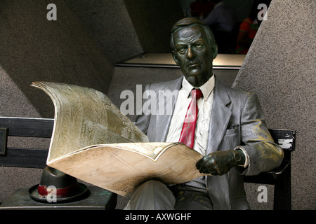 La statue d'un homme d'âge moyen de lire le journal dans l'Australie square Sydney Australie Banque D'Images