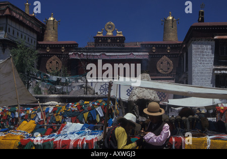 Le Bouddhisme coloré bazar marché drapeau de prière tibétain tibétains bouddhistes de décrochage du Temple du Jokhang à Lhassa Tibet Chine Barkhour Banque D'Images