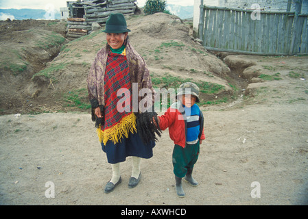 Quechuan mère et enfant posant pour photographe à Quilatoa Equateur Amérique du Sud Banque D'Images