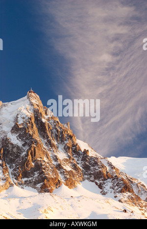 Alpenglow sur face nord de l'Aiguille du Midi, Chamonix-Mont Blanc, France Banque D'Images