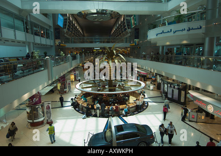 La zone Duty Free à l'Aéroport International de Dubaï, Dubaï, Émirats arabes unis, Moyen Orient Banque D'Images