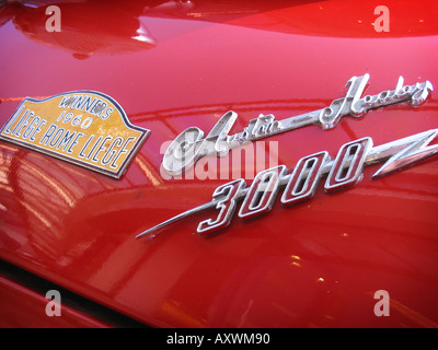 Les insignes et la plaque de rallye sur Austin Healey 3000 au Rallye International Horneland Pays-Bas Banque D'Images