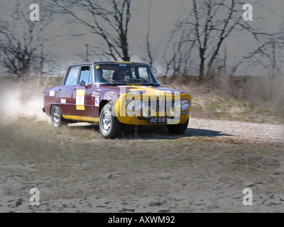 Alfa Romeo Giulia saloon avec plastron jaune sur la route en gravier à Horneland International Rally Pays-Bas Banque D'Images