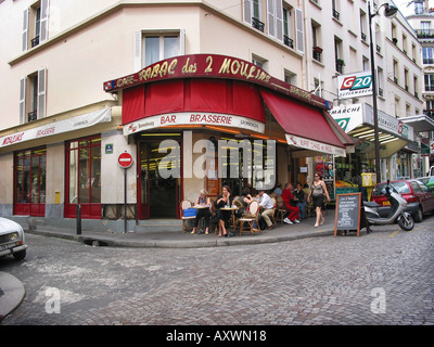 Cafe Brasserie Des Deux moulins Rue l'Epic loaction Paris France pour le cinéma Amelie Banque D'Images