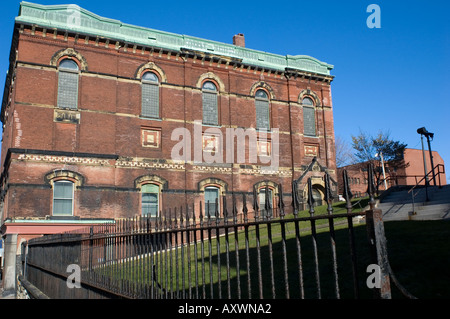 Vieux bâtiment en brique et clôture en fer forgé à Saint John, Nouveau-Brunswick, Canada Banque D'Images