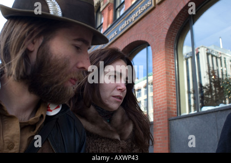 Jeune couple walking down street à Saint John, Nouveau-Brunswick, Canada Banque D'Images