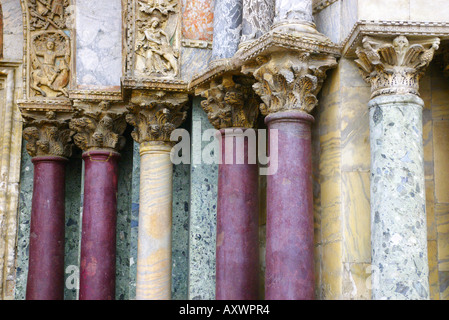 Close-up des colonnes de marbre coloré à la basilique à Venise, Italie, Europe Banque D'Images