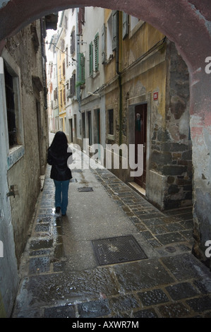 Girl walking through Old street, Piran, Slovénie, Europe orientale, Europe Banque D'Images