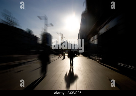 Les gens se hâtait le long de O'Connell Street, Dublin, Irlande Banque D'Images